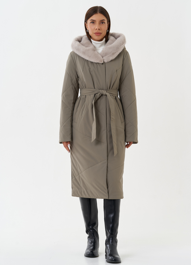 Женский пуховик с капюшоном из эко меха модель № 28399 меха малина