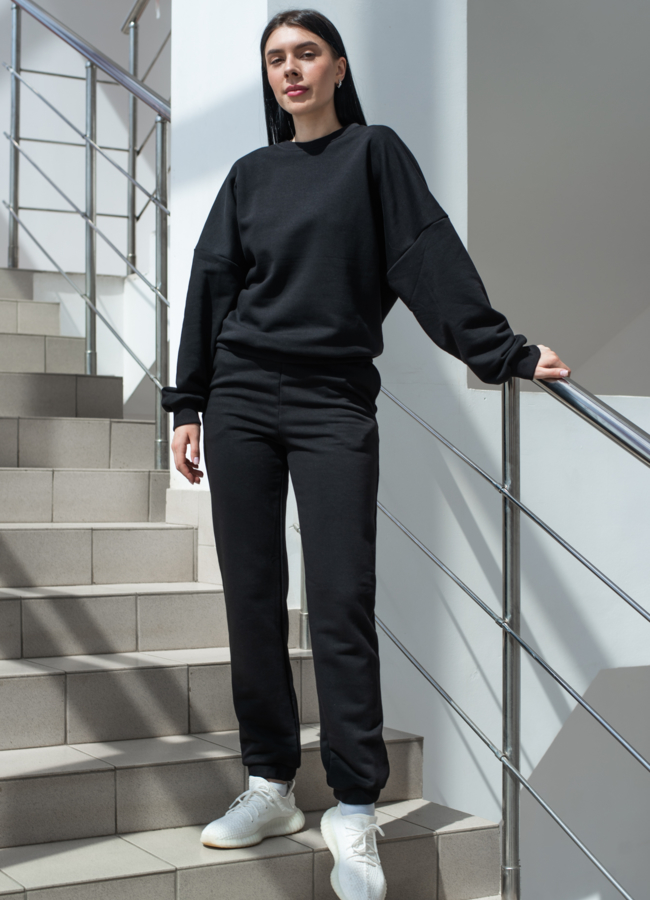 Женский костюм черного цвета модель № 2112 меха малина