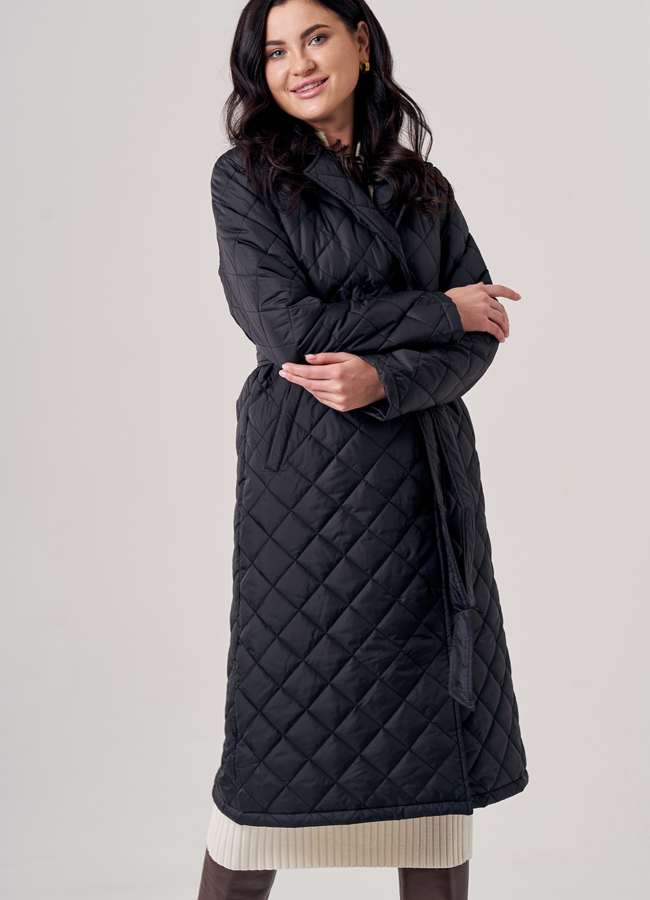 Плащ женский черного цвета модель № 1108 меха малина