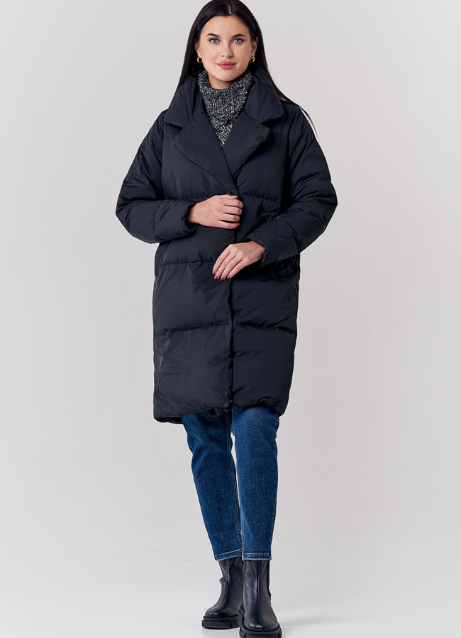 Пуховик черного цвета с английским воротником модель № 21678 в кредит