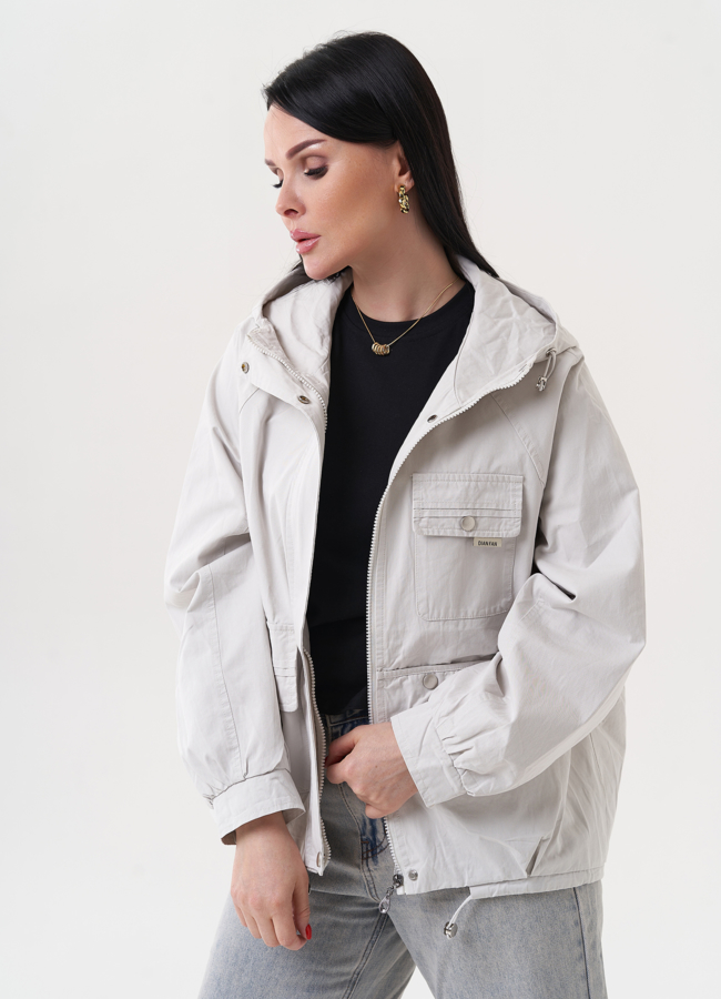 Светлая ветровка с капюшоном модель № 27260 в кредит