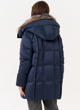 Женский пуховик с отделкой из меха блюфрост