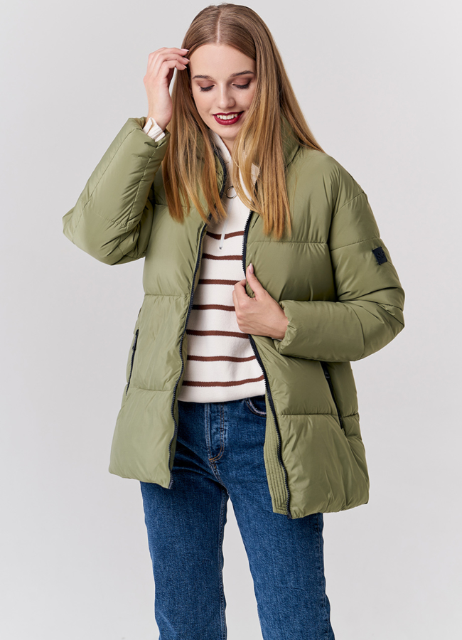 Пуховик женский зеленого цвета с поясом-сумкой модель № 21840 универмаг малина