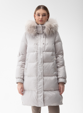 Женский пуховик с капюшоном из енота