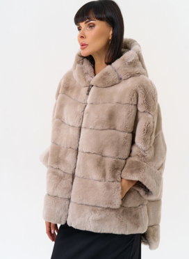 Короткая шуба из меха кролика с капюшоном Короткая шуба из меха кролика с капюшоном