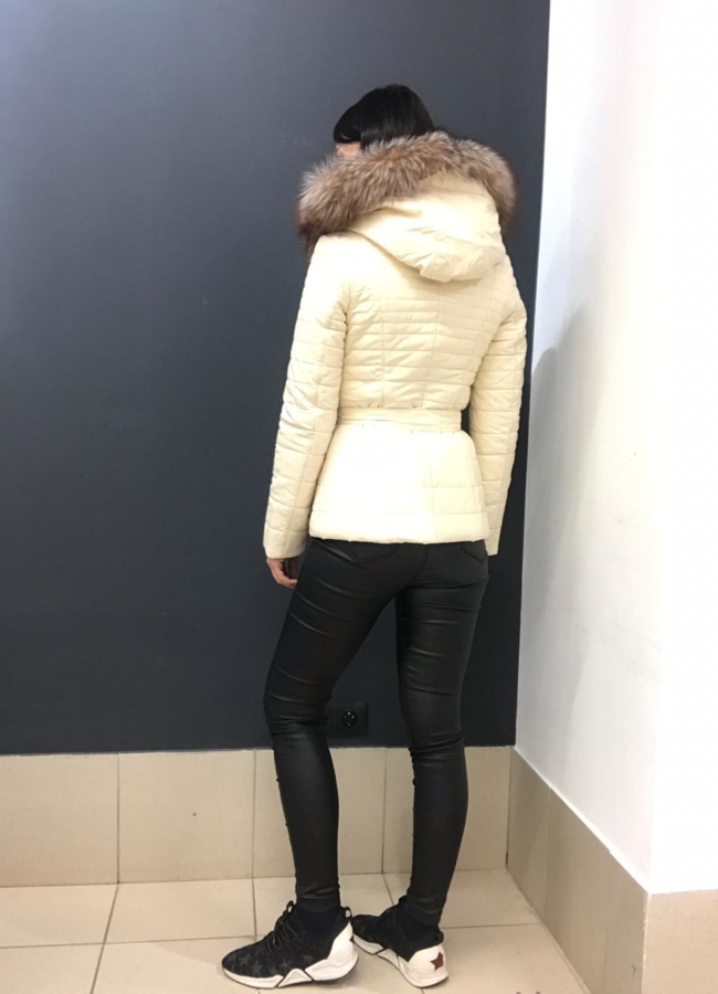 фото Светлый кожаный пуховик с капюшоном модель № 8796