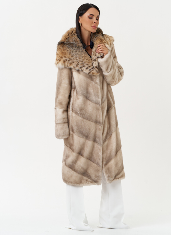 Женская шуба из меха норки с капюшоном из меха рыси