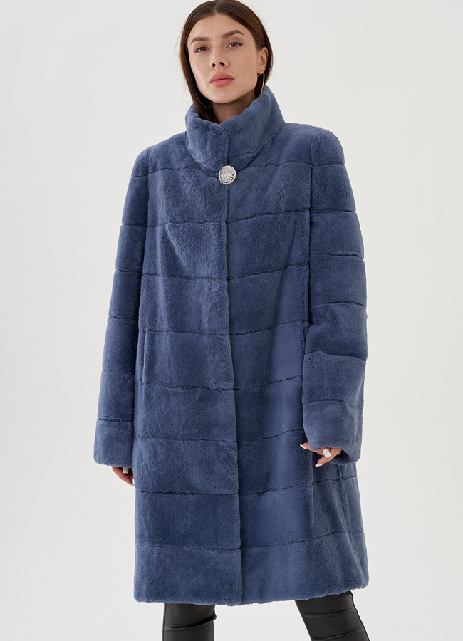 Шуба из меха кролика с воротником стойкой в синем цвете модель № 81859 универмаг малина