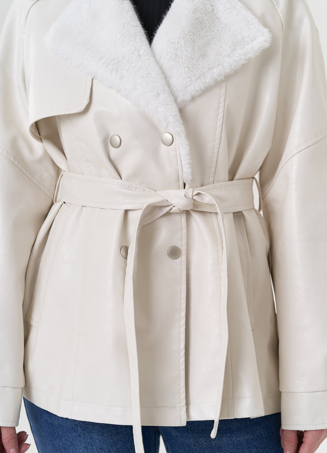 Жакет белого цвета с эко мехом модель № 26847 универмаг малина