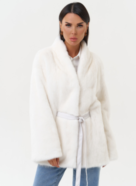 Короткая шуба из норки белого цвета