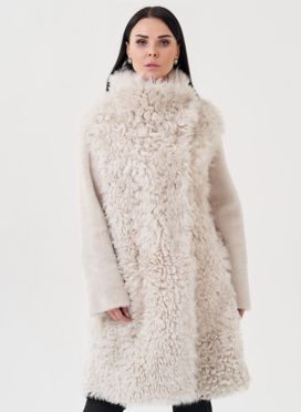 Женская дубленка бежевого цвета 