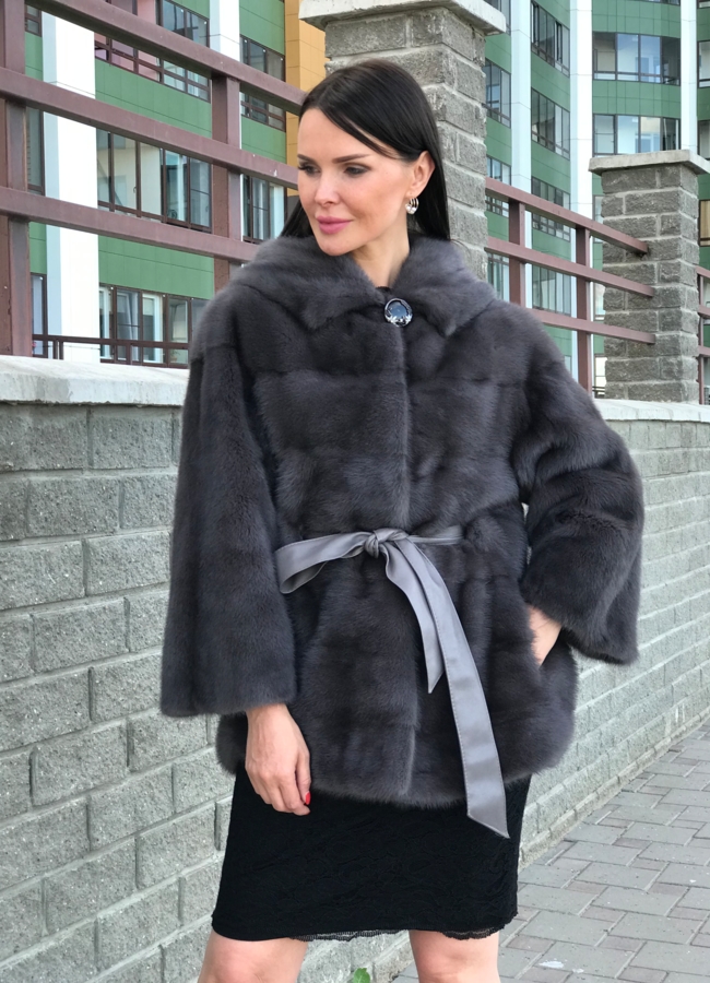 Укороченная шуба из норки с капюшоном модель № 8077  меха малина