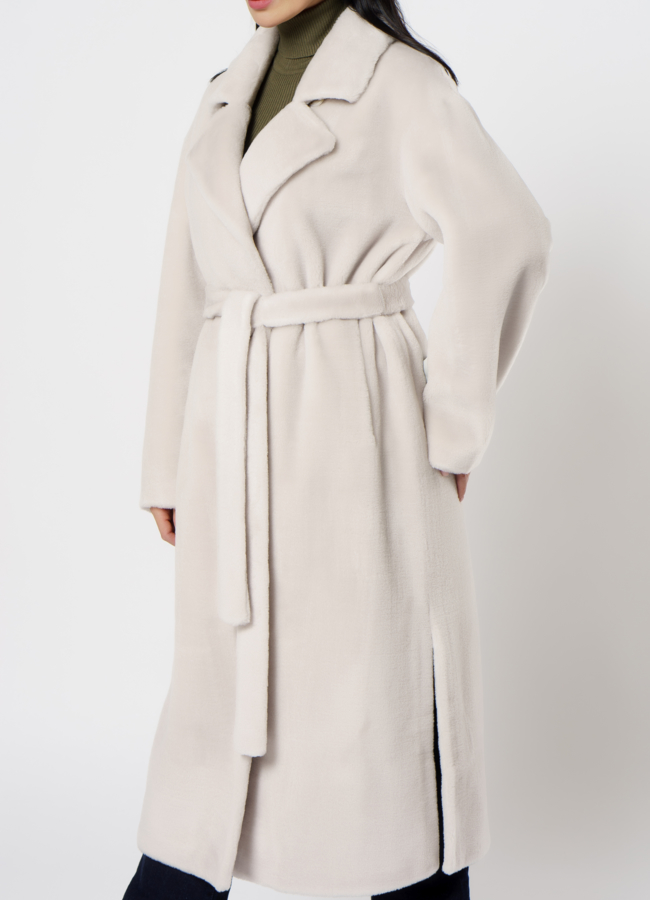 Пальто из эко меха в бежевом цвете с поясом модель № 21549 универмаг малина