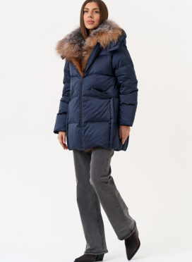 Женский пуховик с отделкой из меха блюфрост