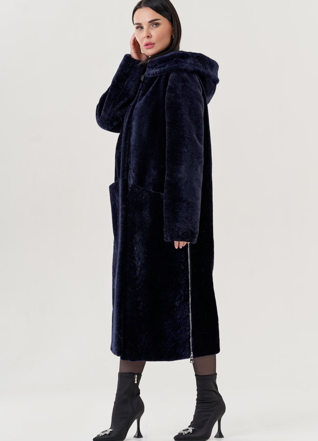 Шуба из овчины синего цвета с капюшоном  модель № 79632 в кредит
