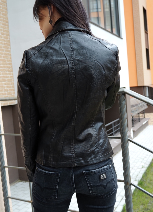 фото Куртка из эко кожи черного цвета  модель № 1369