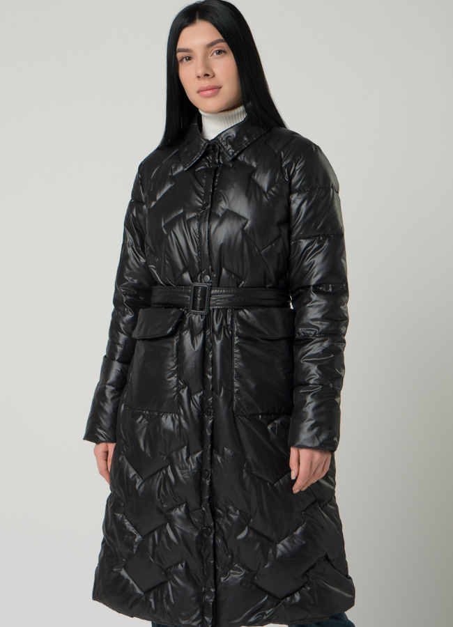 Удлиненное женское пальто  в черном цвете с отложным воротником модель № 22330 меха малина