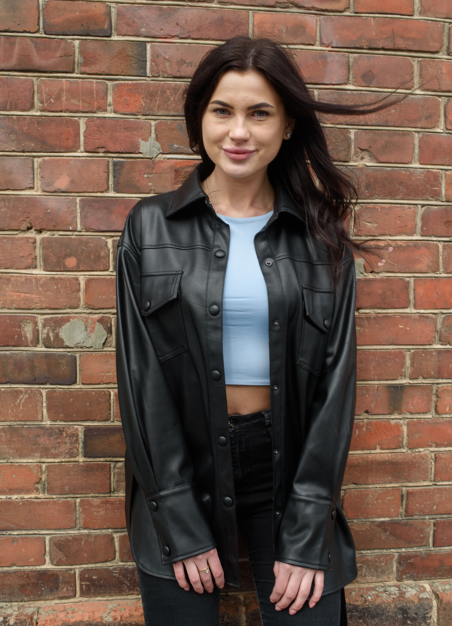 Куртка-рубашка из эко кожи черного цвета модель № 21170 меха малина