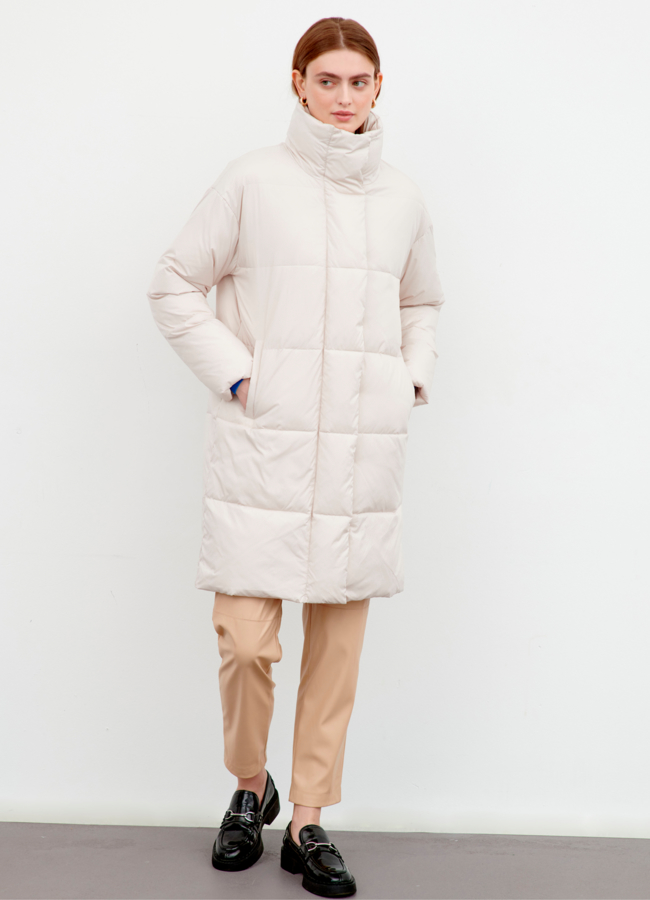 Светлый женский пуховик модель № 78915 меха малина