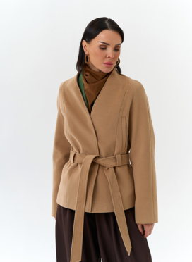 Женское укороченное пальто с поясом