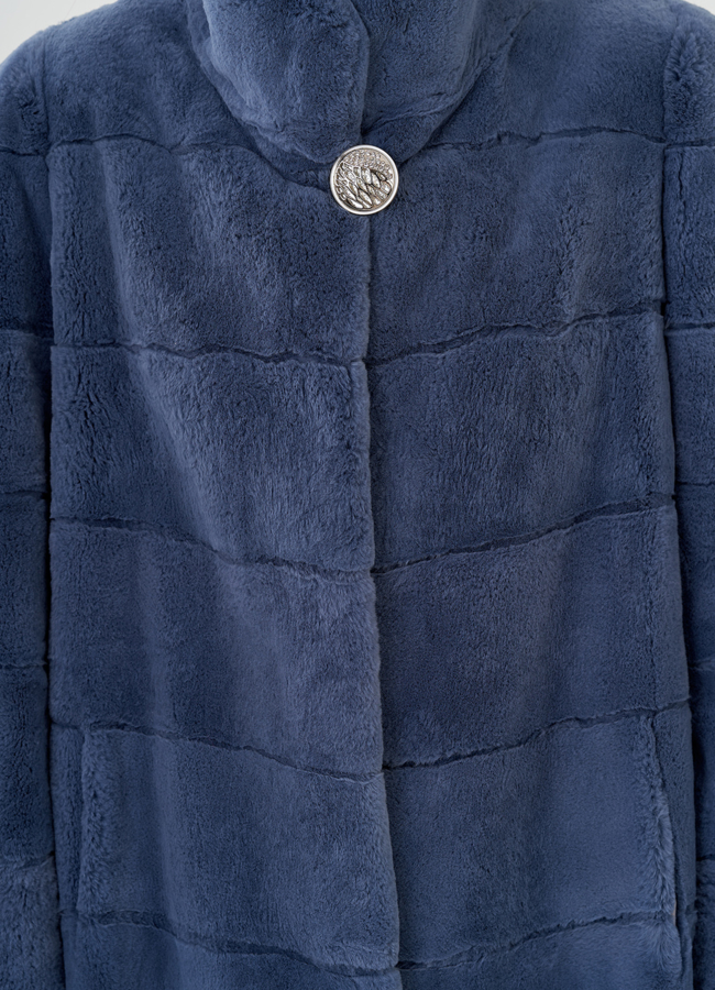 Шуба из меха кролика с воротником стойкой в синем цвете модель № 81859 универмаг малина