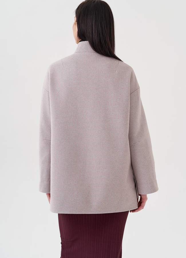 фото Укороченное женское пальто в бежевом цвете модель № 23964