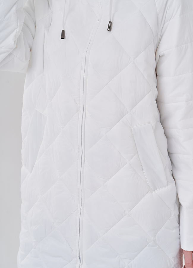 Женское полупальто с капюшоном белого цвета  модель № 24335 универмаг малина