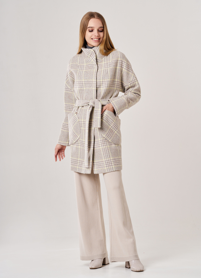 Укороченное женское пальто бежевого цвета с поясом модель № 3-7007/4-108 в рассрочку