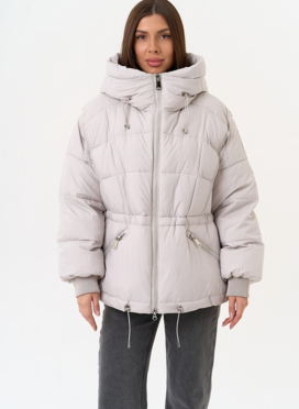 Светлый женский пуховик с капюшоном