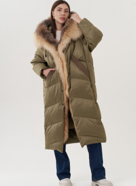 Пуховик с отделкой капюшона из меха лисы 