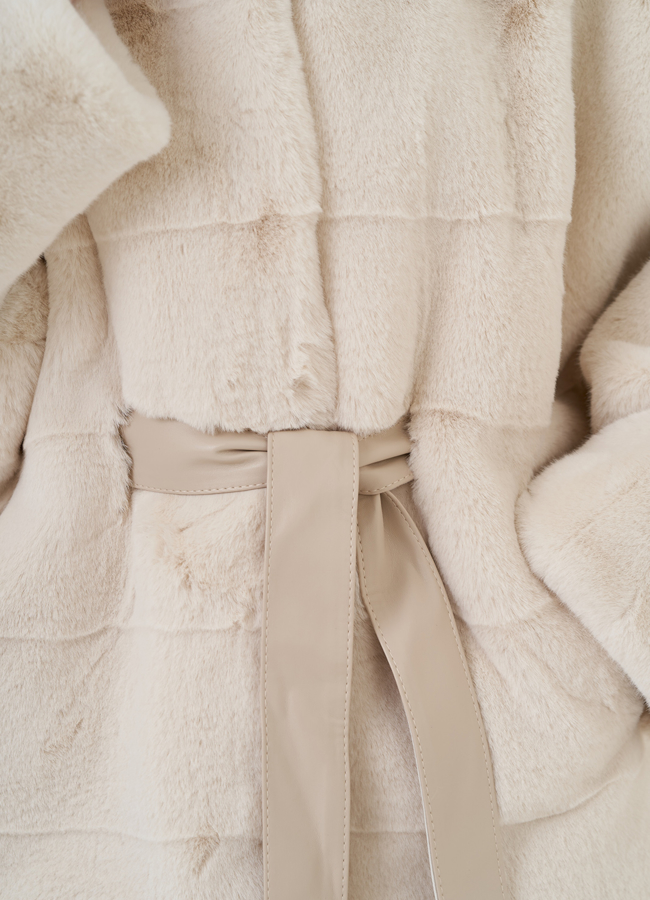 Куртка из эко меха с капюшоном модель № 25084 универмаг малина