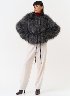 Короткая куртка из эко меха с декоративным поясом Короткая куртка из эко меха с декоративным поясом