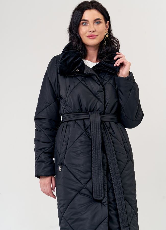 Пуховик женский черного цвета модель № 0123 меха малина