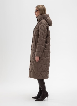 Женский пуховик коричневого цвета