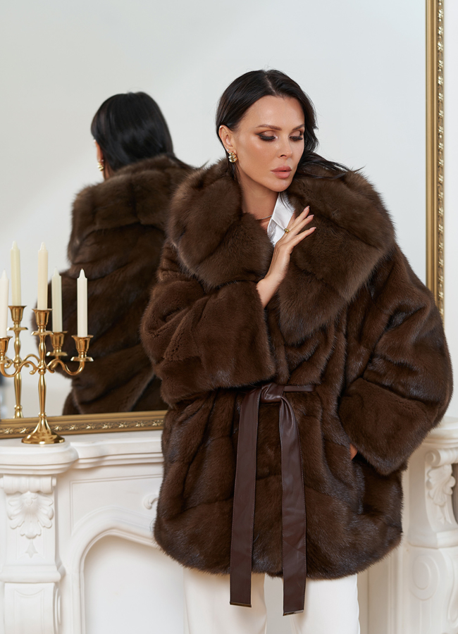 Женская шуба из меха норки с капюшоном из меха куницы модель № 30679 в рассрочку