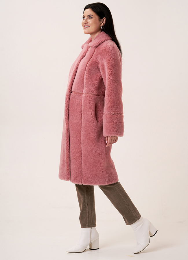 фото Двустороннее пальто из эко меха розового цвета модель № 18436