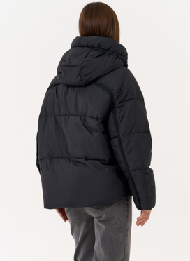Женский пуховик черного цвета с капюшоном