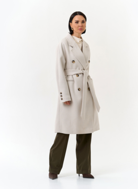 Светлое женское пальто с поясом