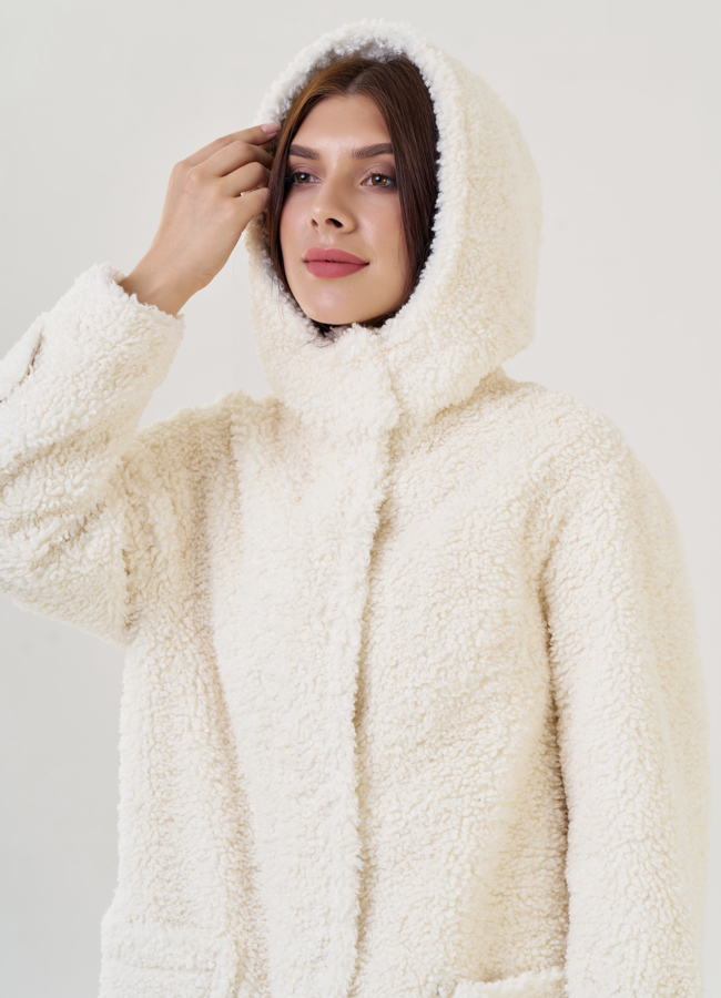 Женское полупальто белого цвета с капюшоном  модель № 23242 в кредит