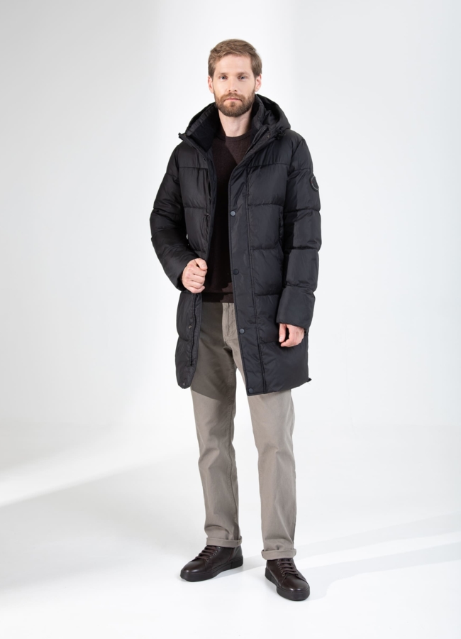 Мужской пуховик черного цвета с капюшоном  модель № 25905 в кредит