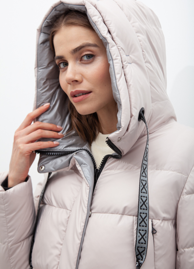 Пуховик женский бежевого цвета модель № 21040 в кредит