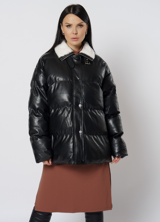 Куртка из эко кожи черного цвета с воротником стойкой модель № 21712 меха малина