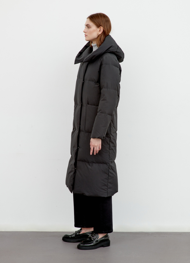 Длинный черный пуховик модель № 79411 в рассрочку