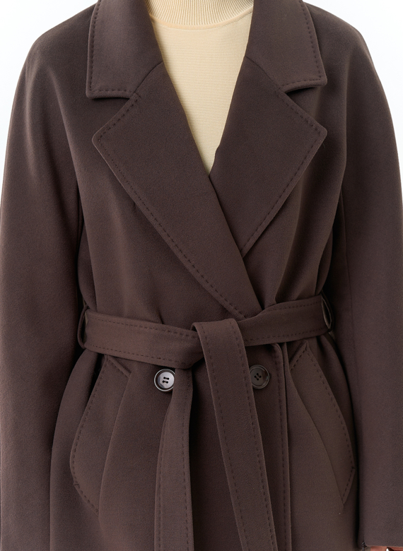 Женское пальто с английским воротником