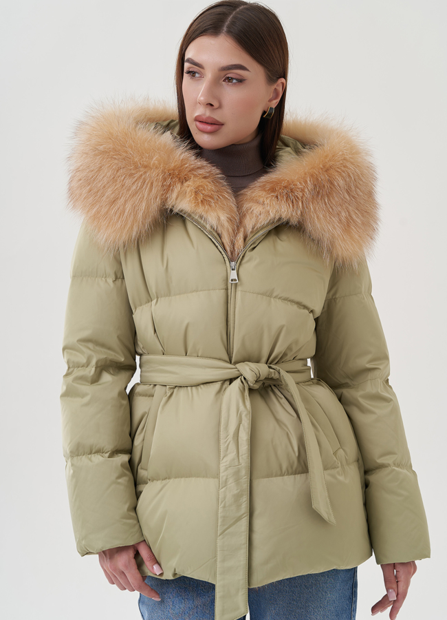 Пуховик с отделкой капюшона из меха лисы модель № 25368 меха малина