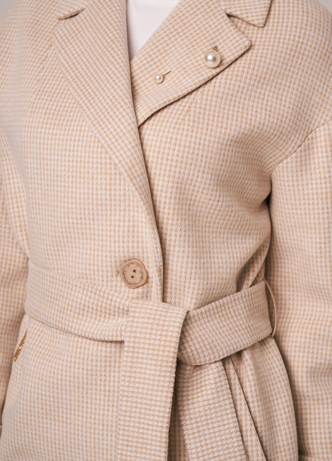 Пальто бежевого цвета с английским воротником на поясе модель № 050 в рассрочку