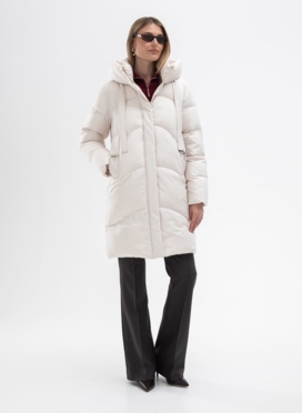 Женский пуховик белого цвета с капюшоном