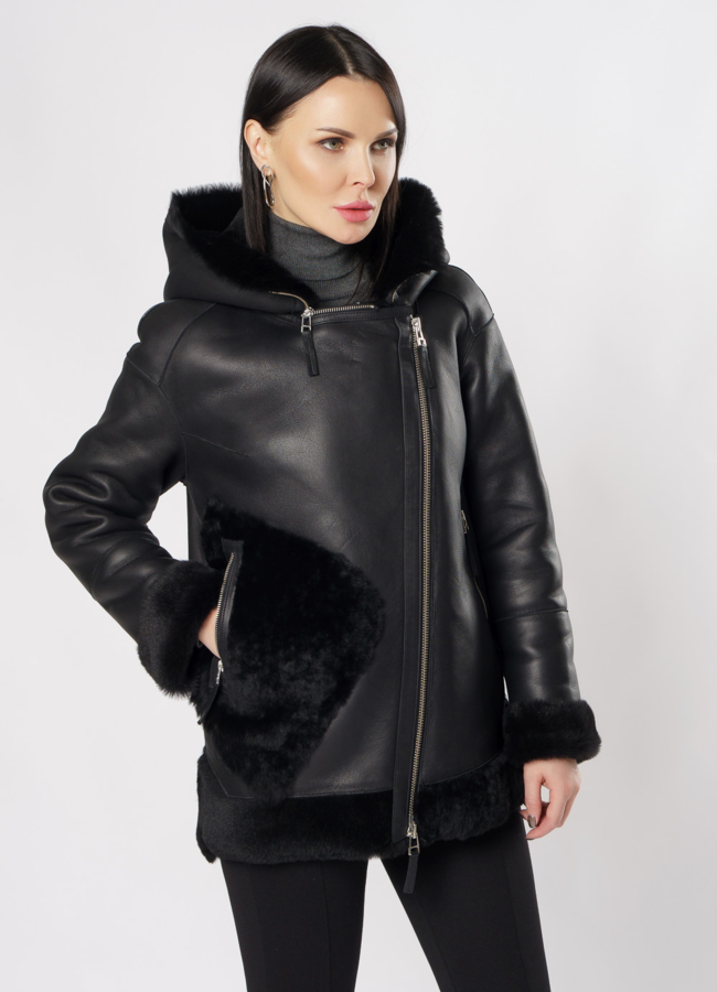 Укороченная дубленка с капюшоном черного цвета модель № 3633 в рассрочку