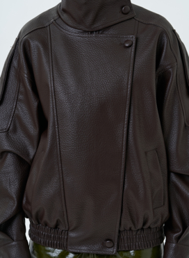 Женская куртка из эко кожи с воротником стойкой