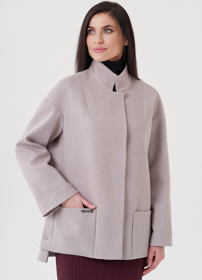 Укороченное женское пальто в бежевом цвете модель № 23964 меха малина